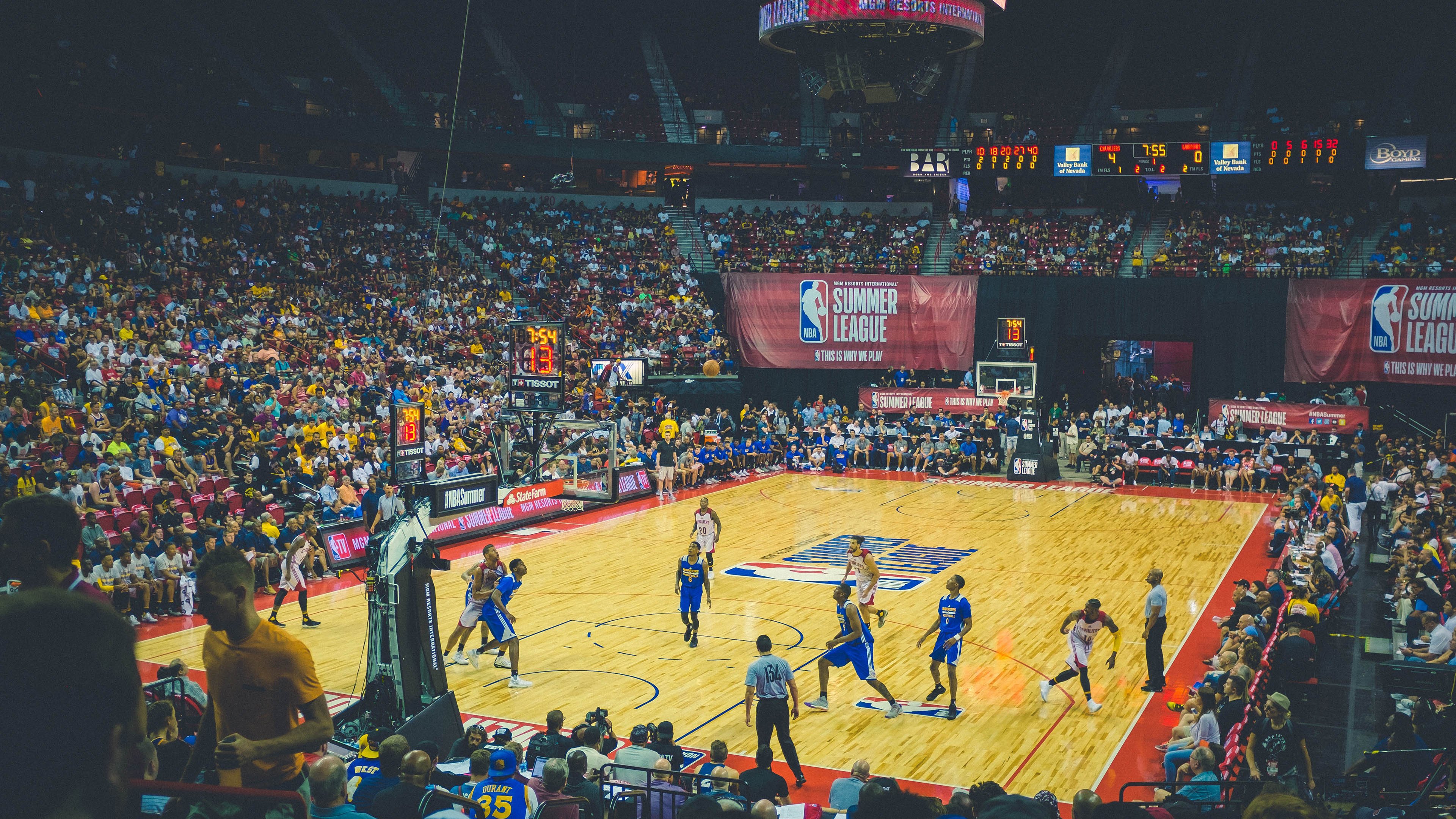 篮网打穿火箭防线,浓眉连续得分拉开差距,诠释现代篮球的攻防艺术