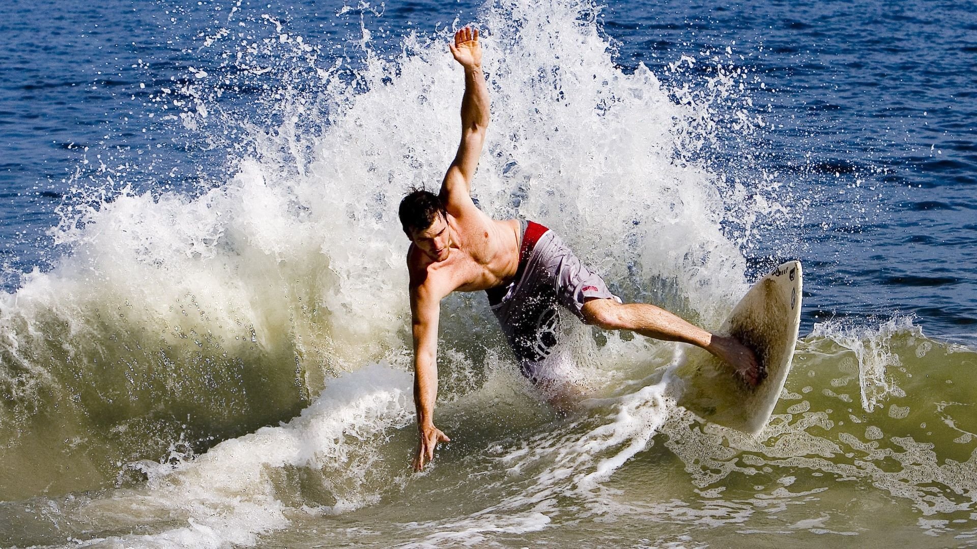 开云体育下载-绝境中的王者，维斯塔潘独扛大旗，梅赛德斯终场绝杀红牛二队